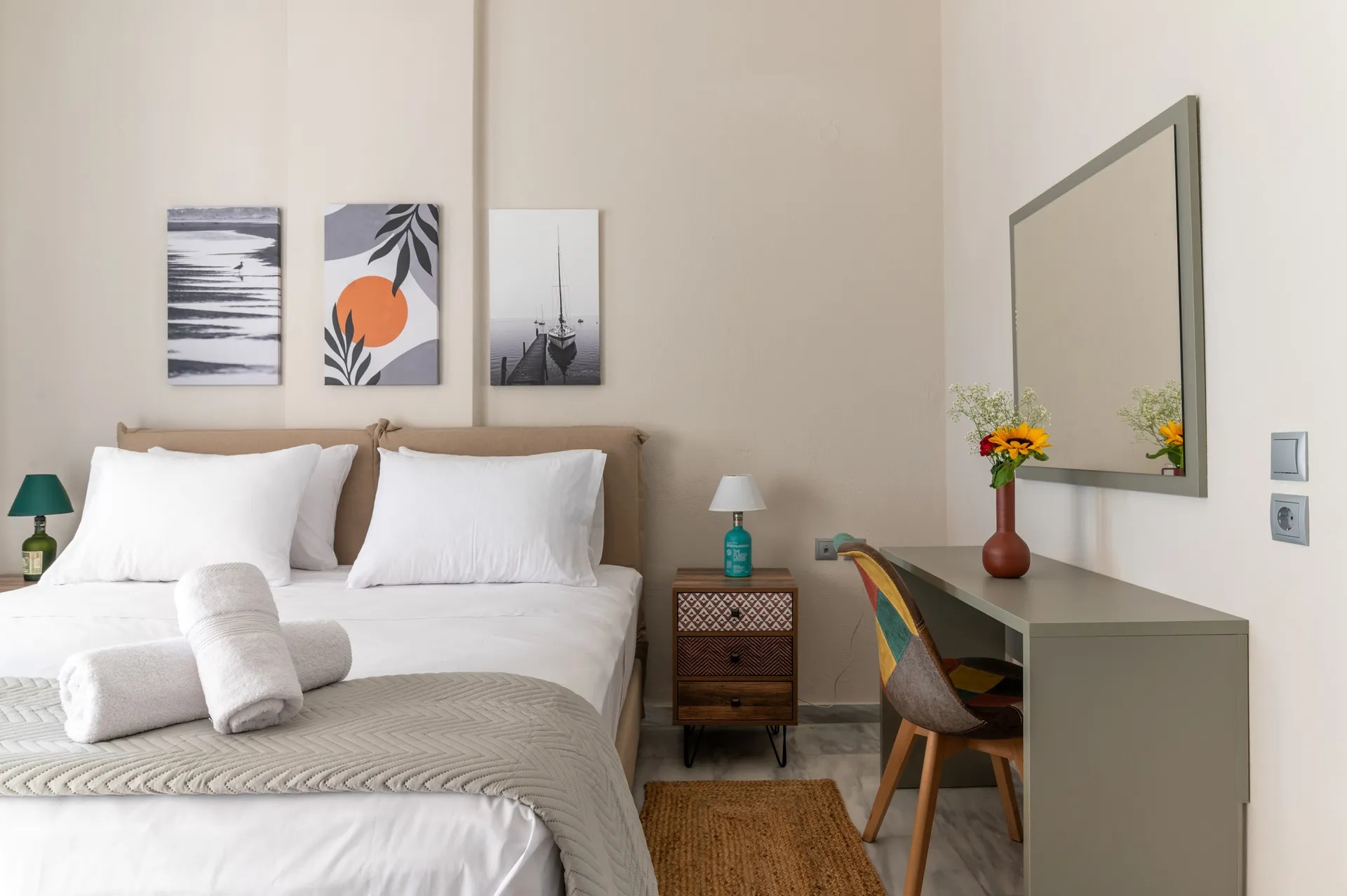Capa-Blue-Suites-apartman-krevet-sto.jpg