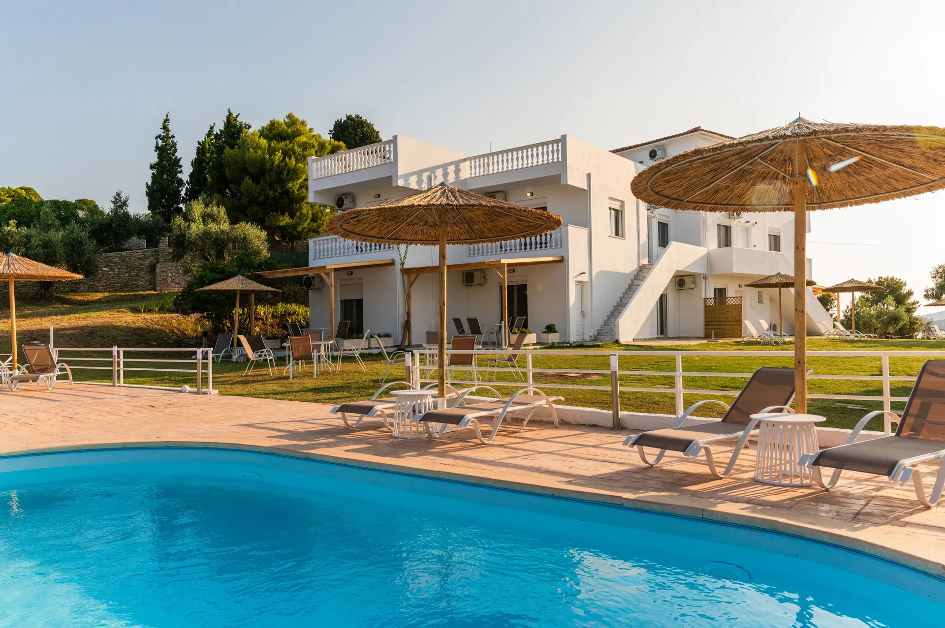 Capa-Blue-Suites-bazen-ležaljke.jpg
