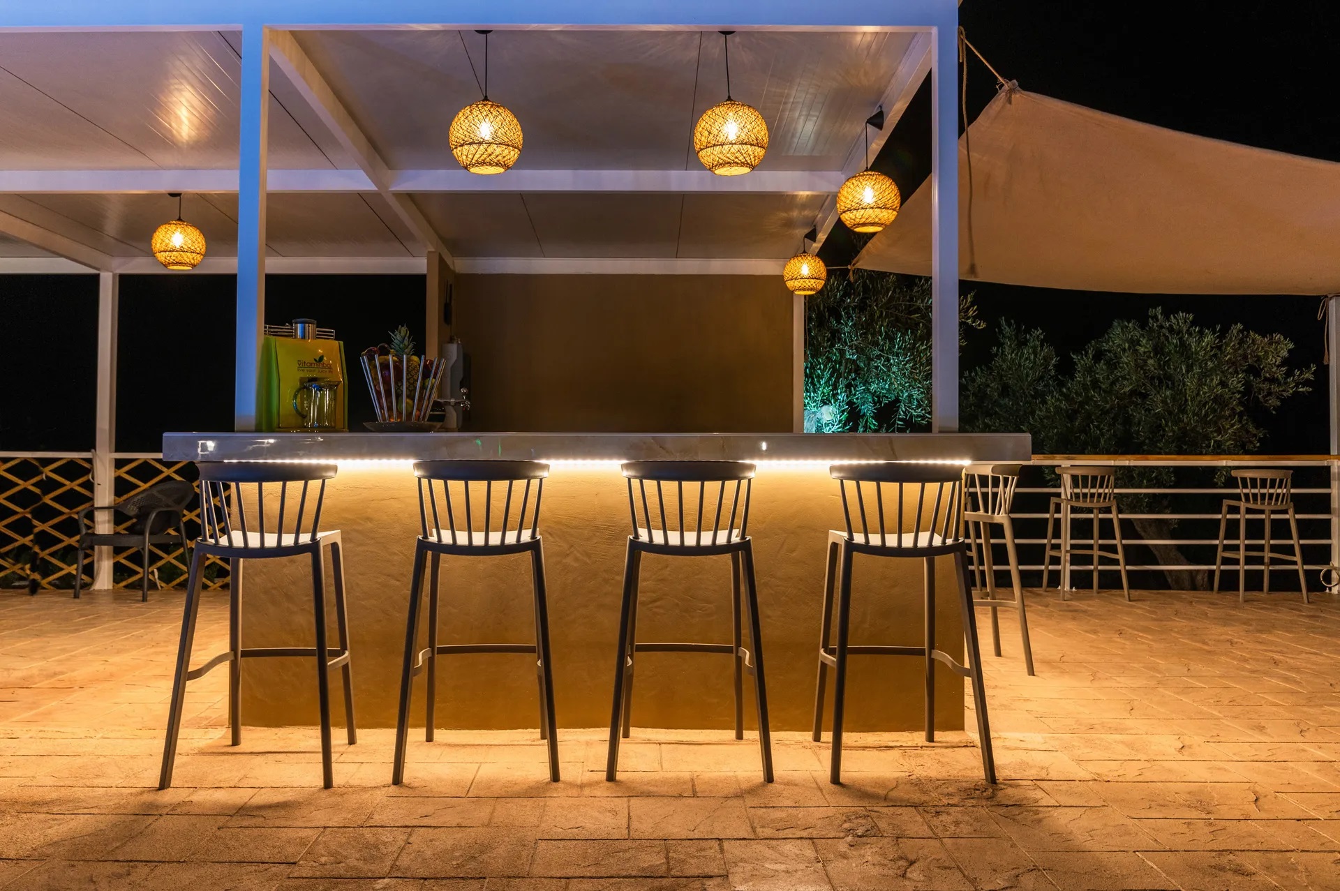Capa-Blue-Suites-snek bar.jpg