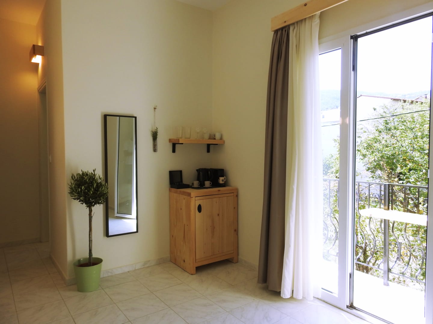 Capella-Town-Skiathos-izlaz na balkon.jpg