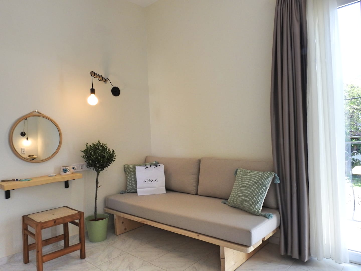 Capella-Town-Skiathos-soba-sofa.jpg