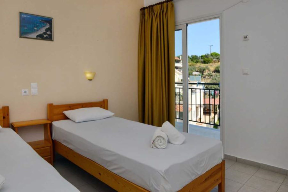 Despoina-Skiathos-drveni kreveti.jpg