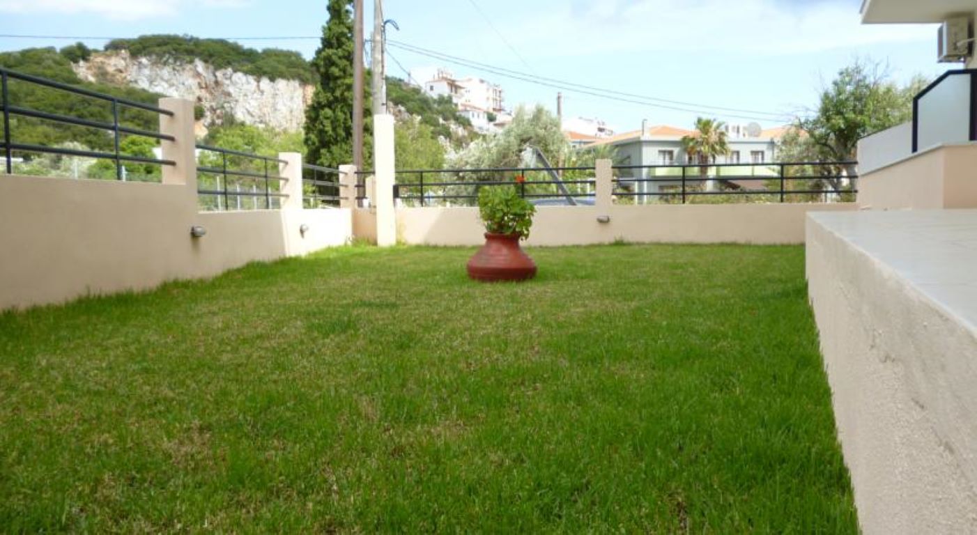 Despoina-Skiathos-dvorište.jpg