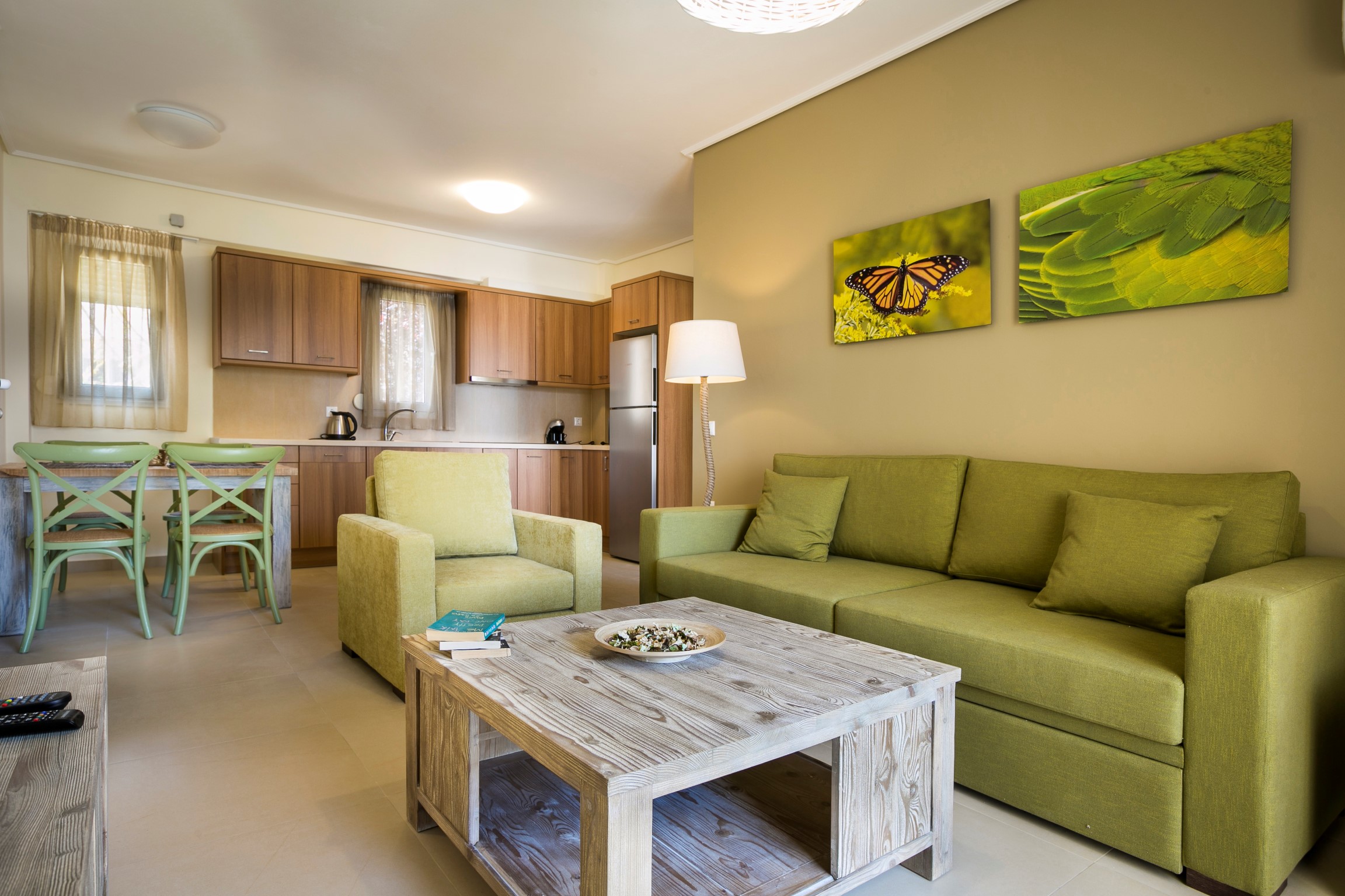 Meliti-Waterfront-Suites-Leyland-sofa-kuhinja.jpg