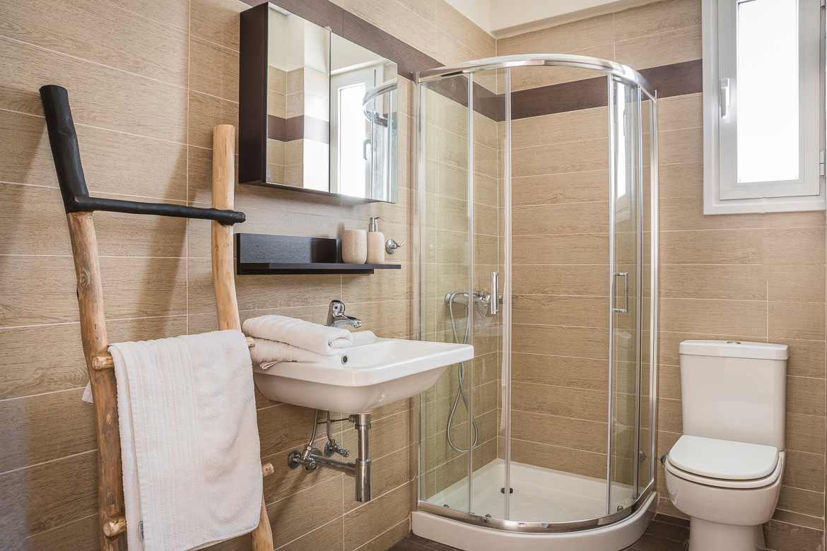 Meliti-Waterfront-Suites-Myrtillo-tuš-kabina.jpg