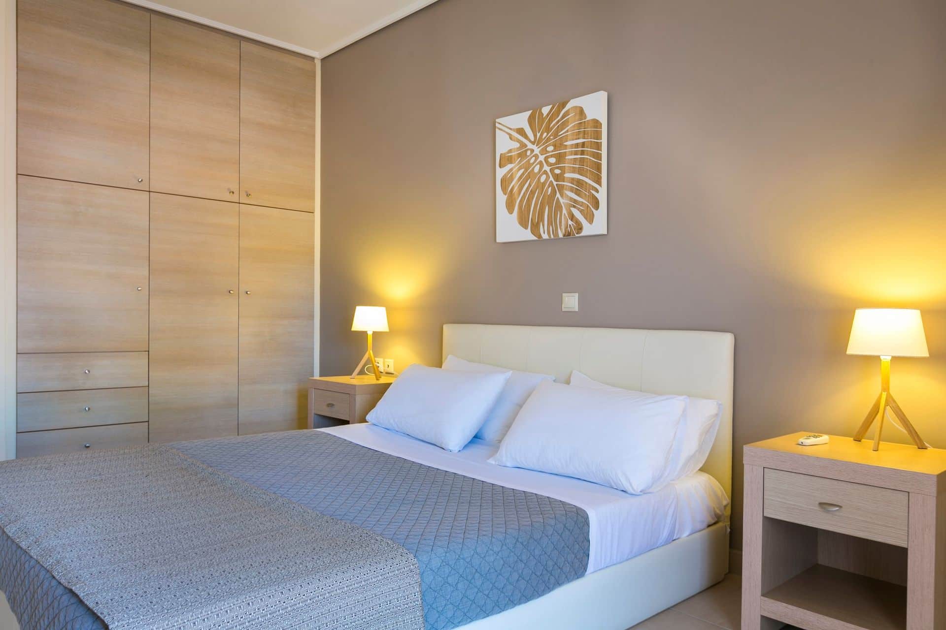 Meliti-Waterfront-Suites-Tangerine-bračni krevet.jpg