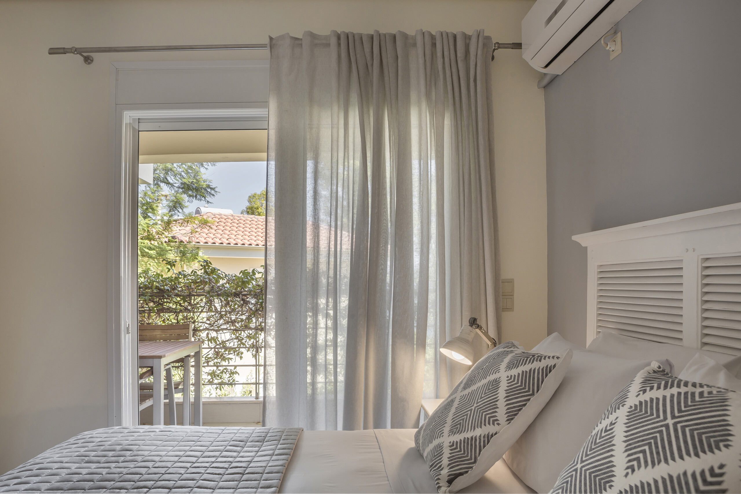 Meliti-Waterfront-Suites-bračni-krevet.jpg