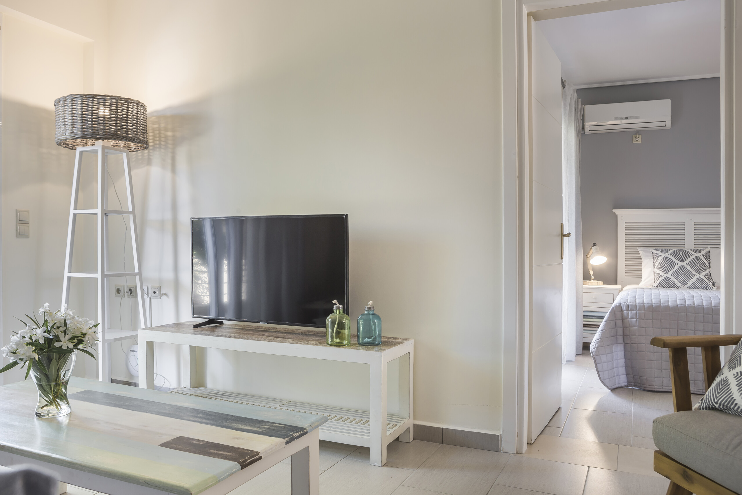 Meliti-Waterfront-Suites-dnevni-boravak-tv.jpg