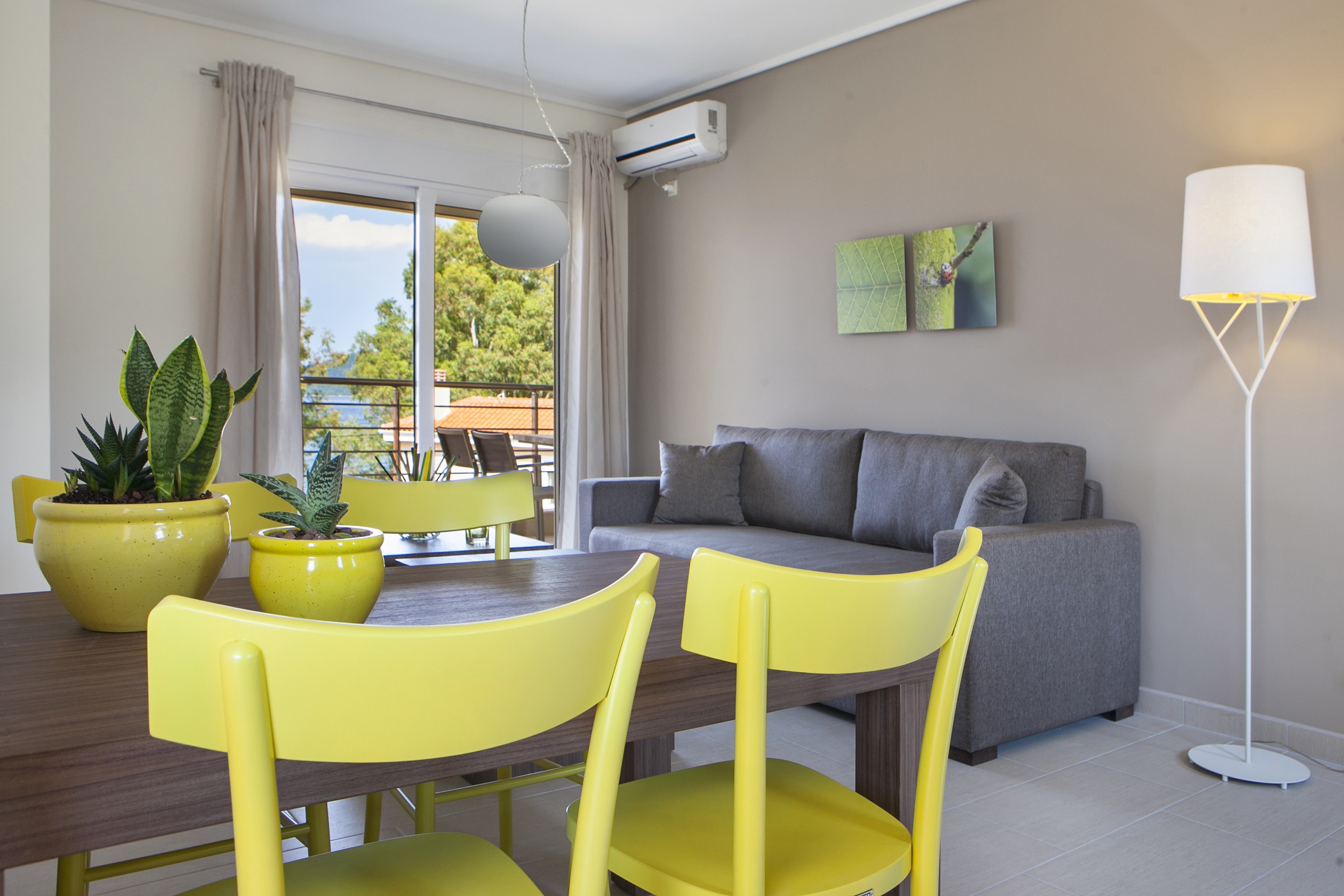 Meliti-Waterfront-Suites-žuta-stolice.jpg