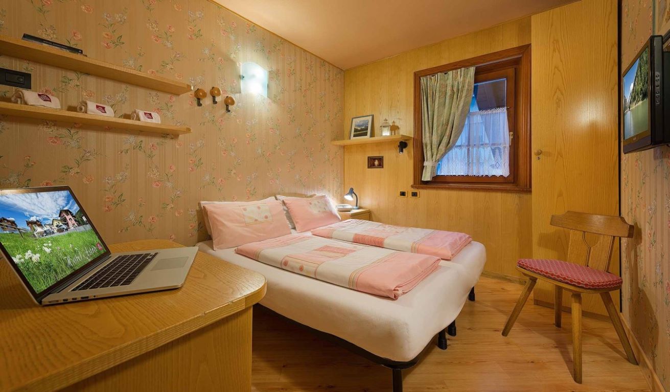 Hotel Astra 3- basic room.jpg