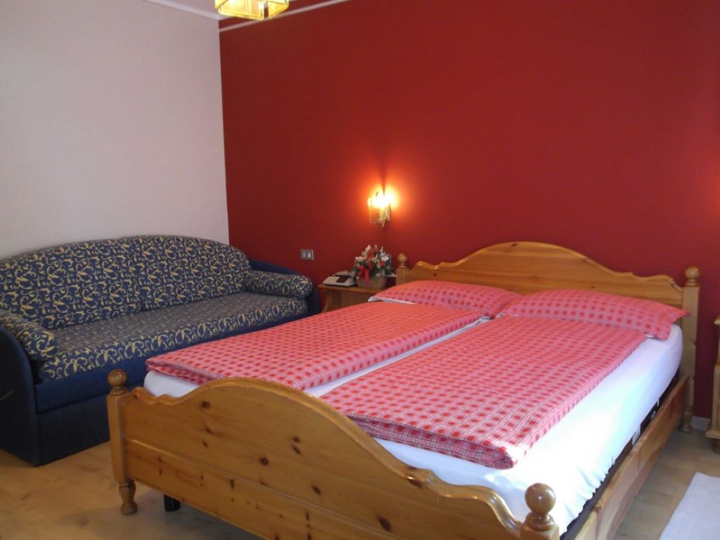 Hotel Adele 3 - trokrevetna soba.jpg