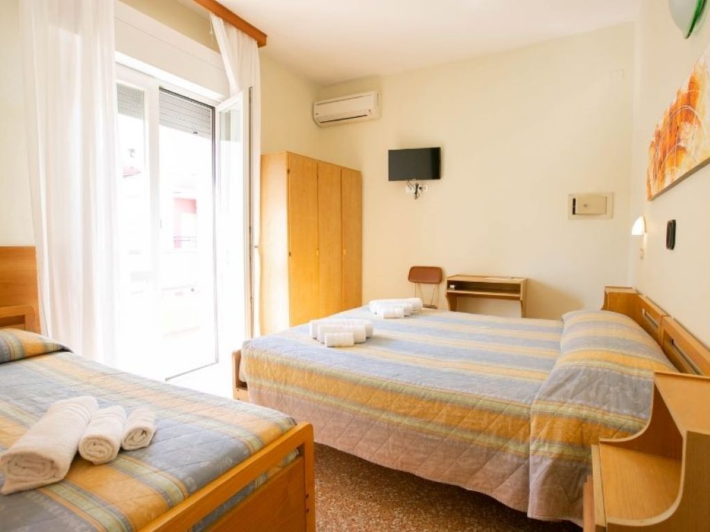Hotel Ischia-Trokrevetna soba.jpg