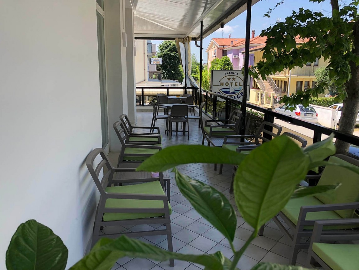 Hotel Clerice-Terasa bara.jpg