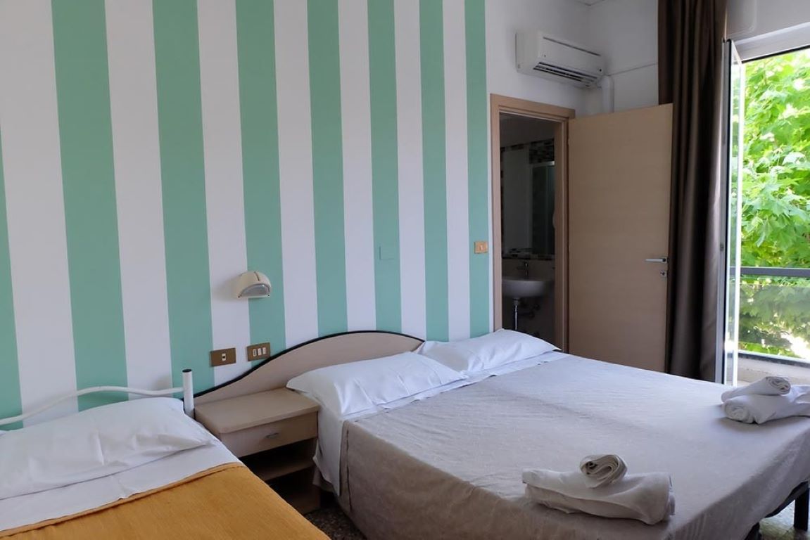 Hotel Clerice-Trokrevetna soba.jpg