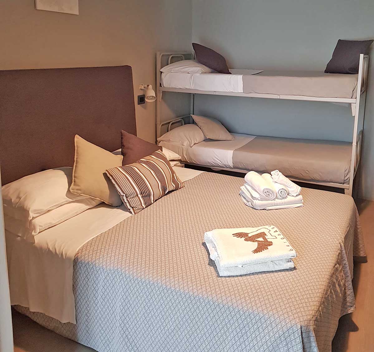 Albergo Aquila Hotel-Deluxe cetvorokrevetna soba.jpg