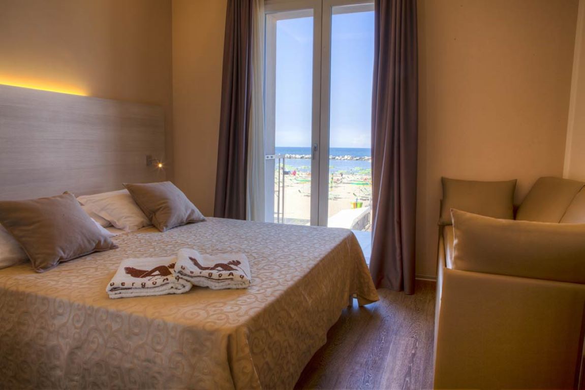 Hotel Albergo Aquila-Superior trokrevetna soba.jpg
