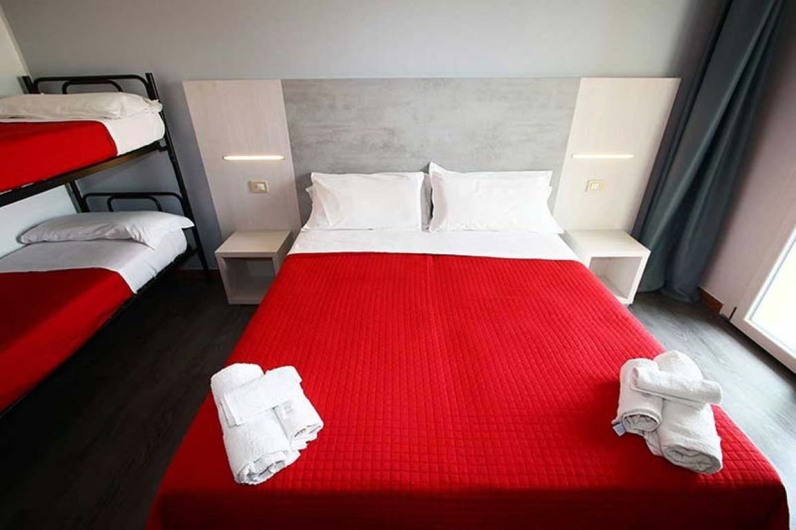 Hotel Kim-Cetvorokrevetna soba.jpg