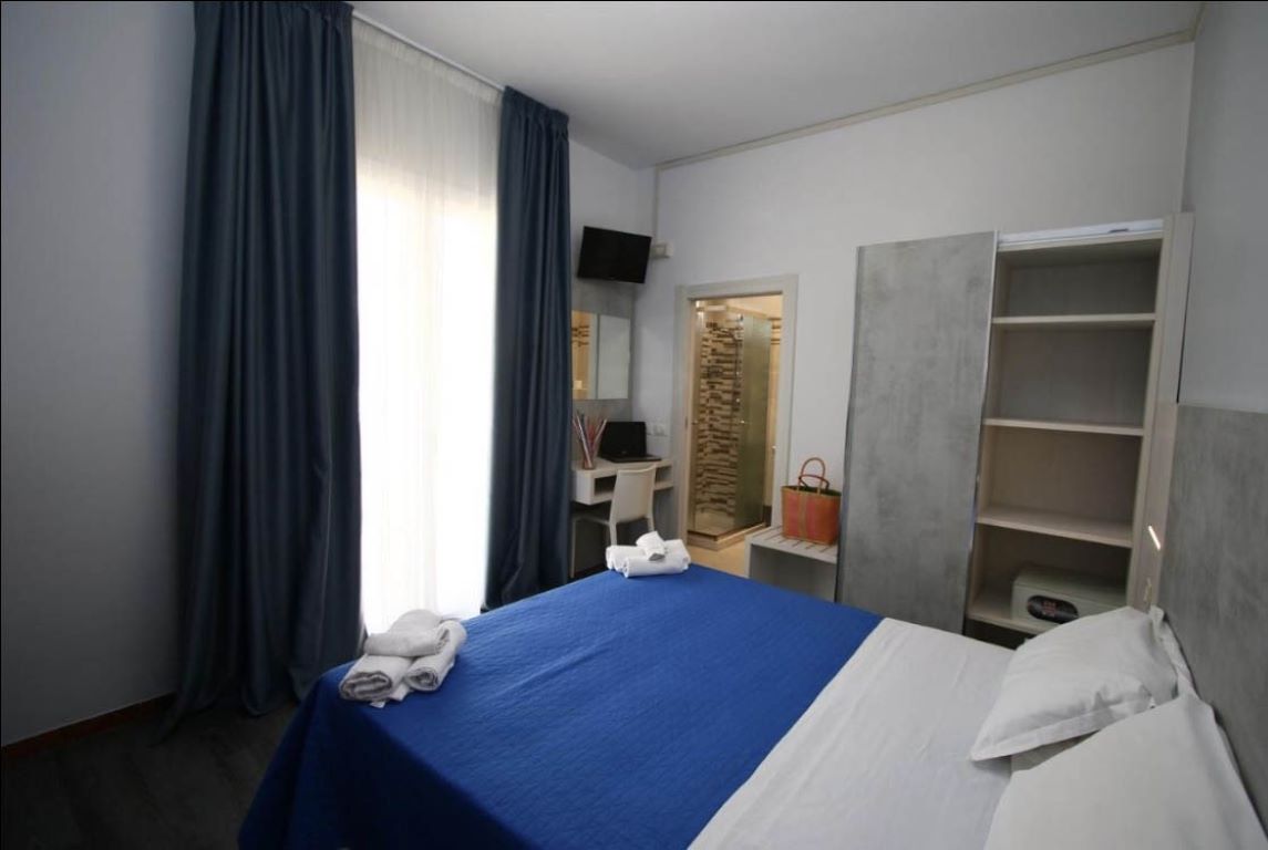 Kim Hotel-Trokrevetna soba.jpg