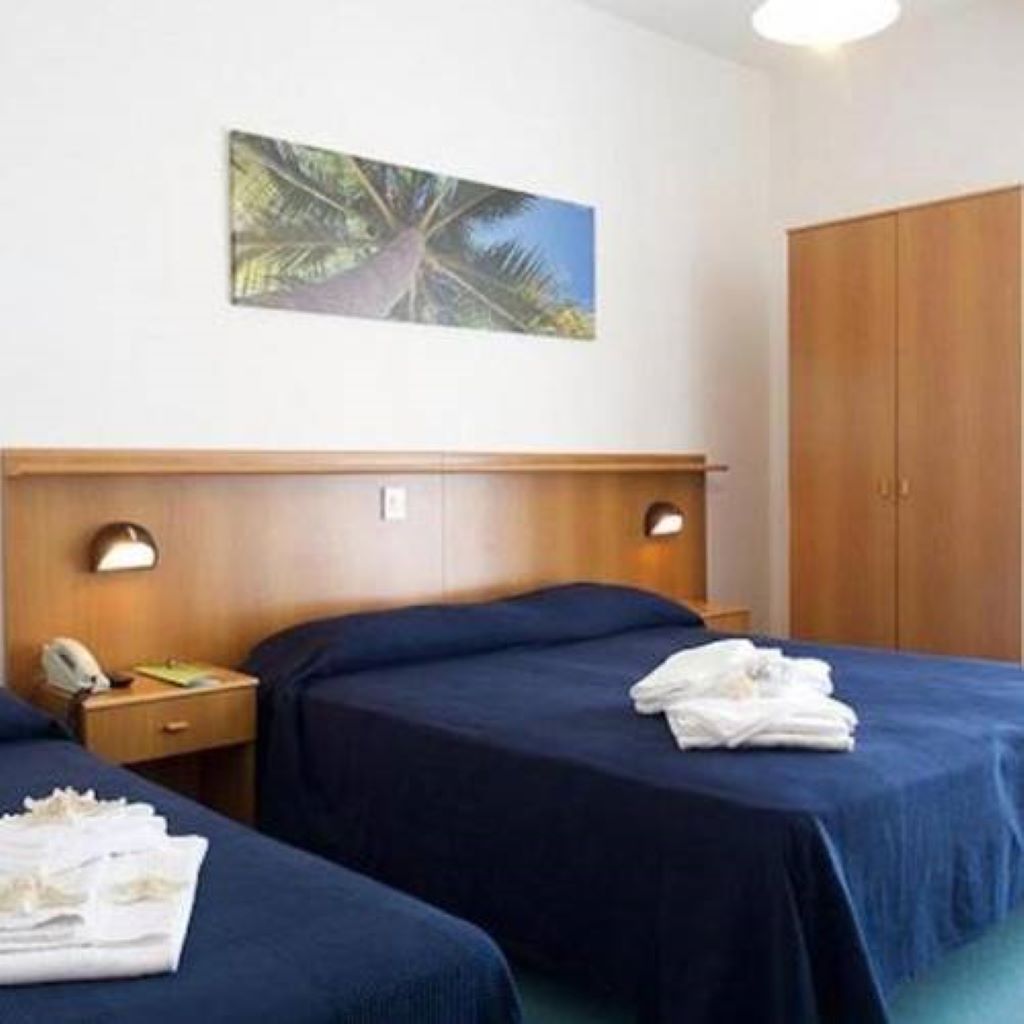 Palme Hotel-Trokrevetna soba.jpg