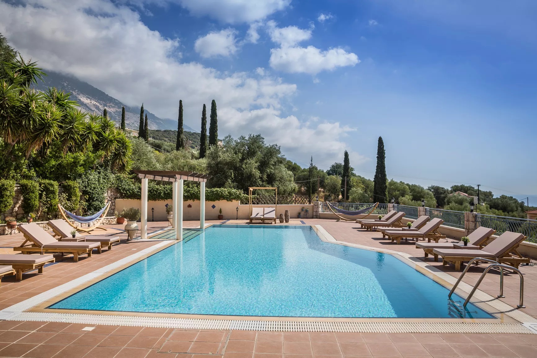 Diana Studios Kefalonia-Oblast oko bazena.jpg