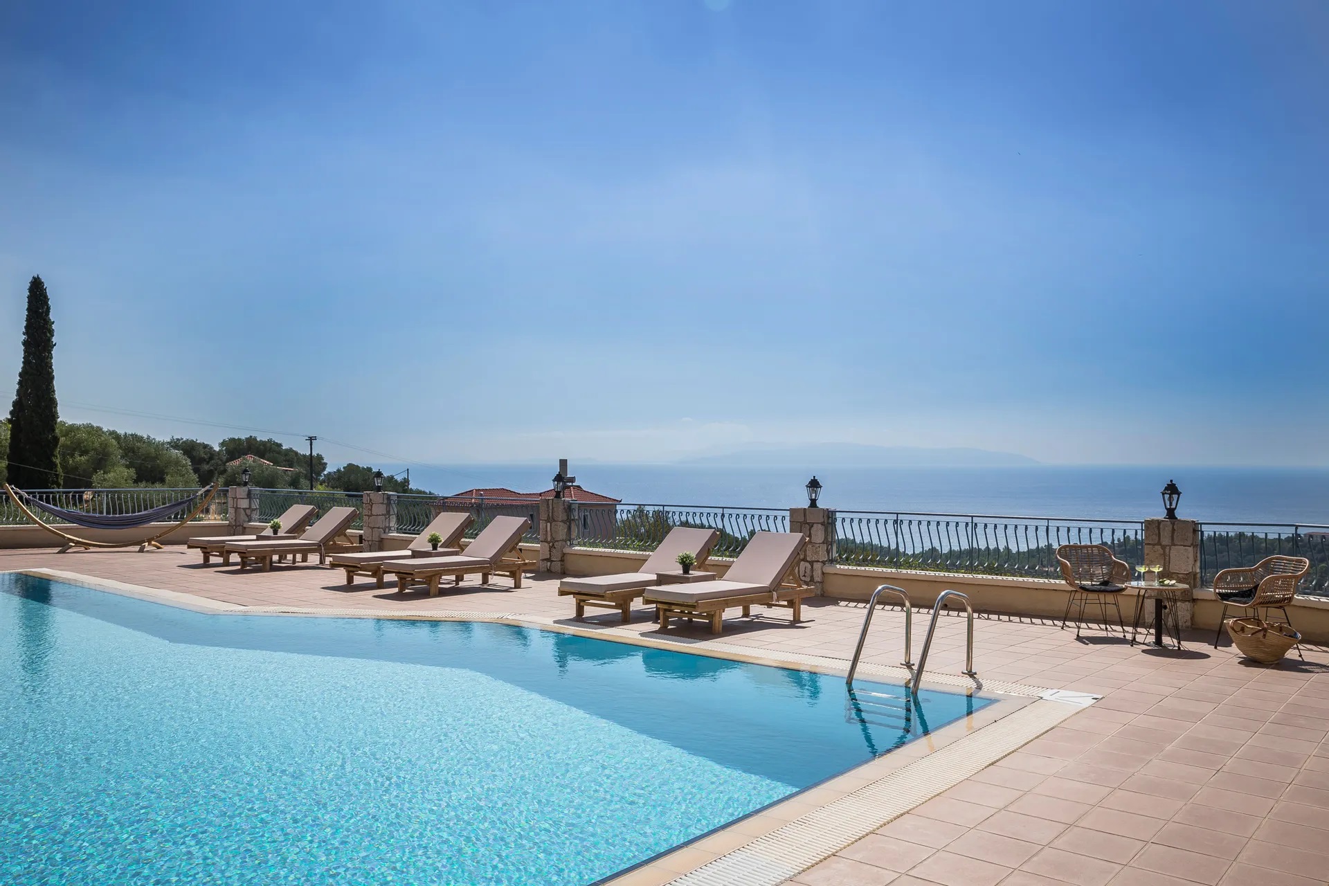 Diana Suites-Bazen na otvorenom.jpg