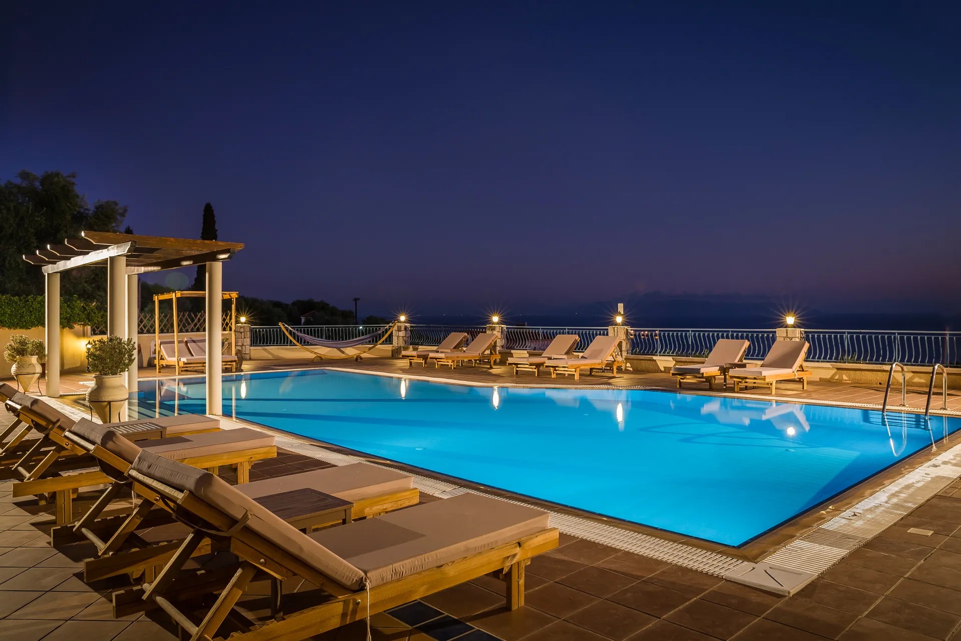 Diana Suites-Bazen nocu.jpg