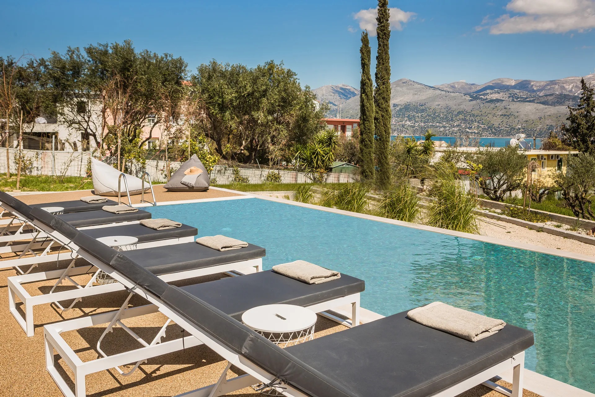 Ionian Village Kefalonia-Oblast oko bazena.jpg