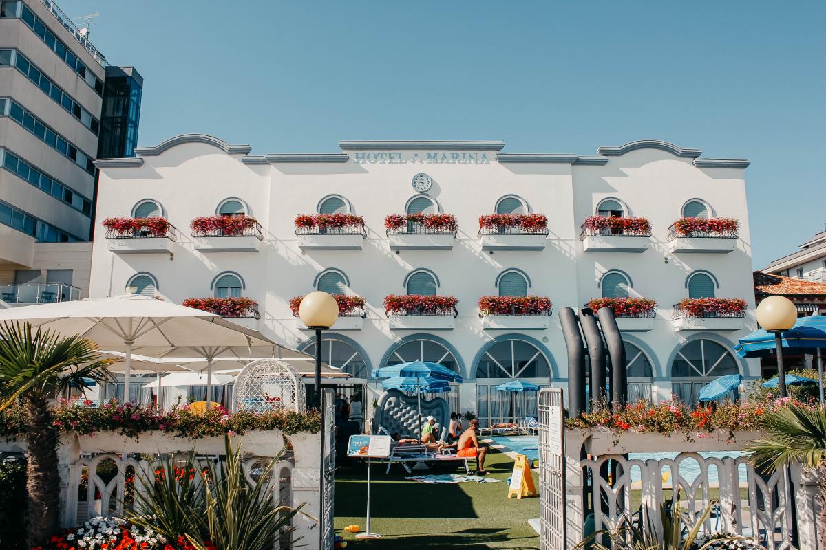 Hotel Marina-Hotel spolja.jpg