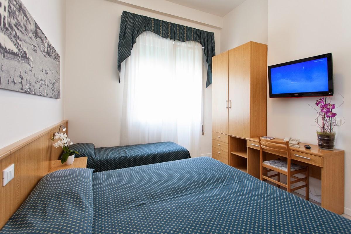 Hotel Marina-Trokrevetna soba.jpg