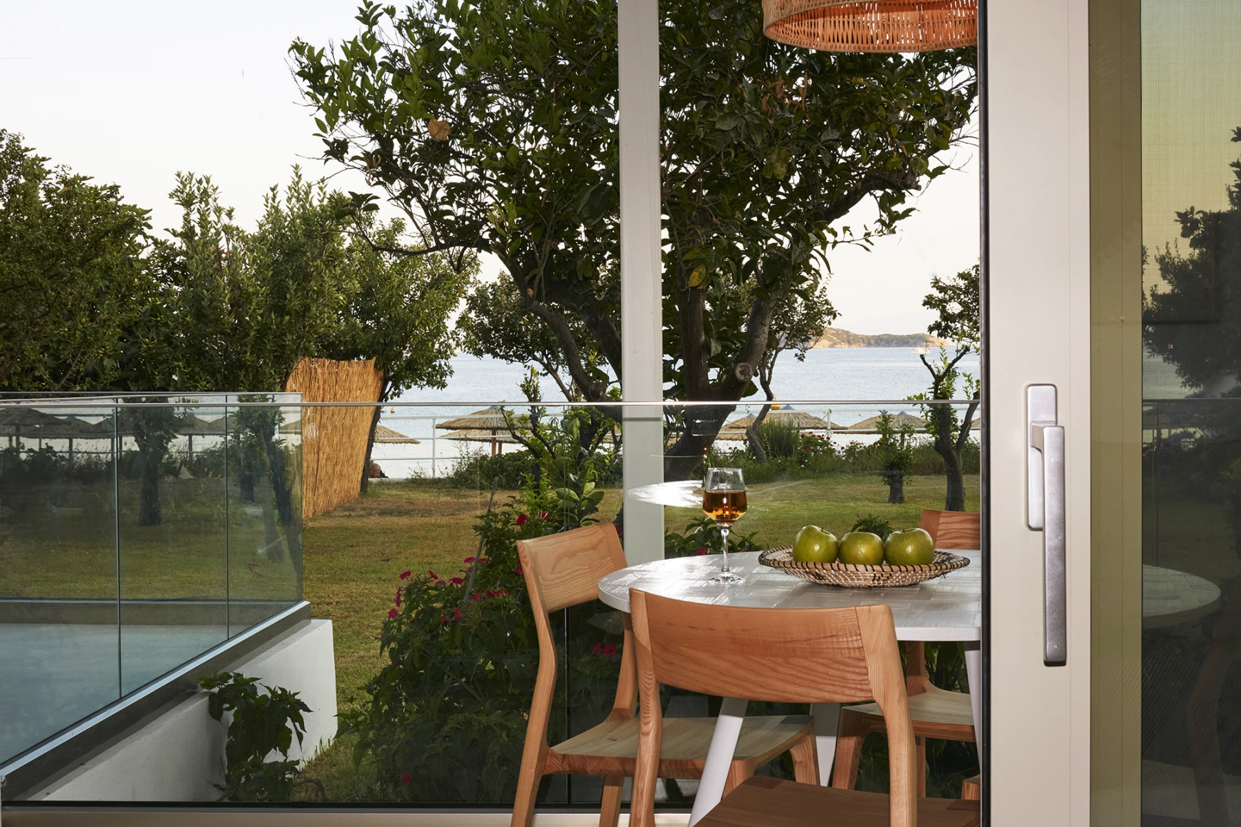 Ammos-Luxury-Apartments-dvorište-terasa.jpg