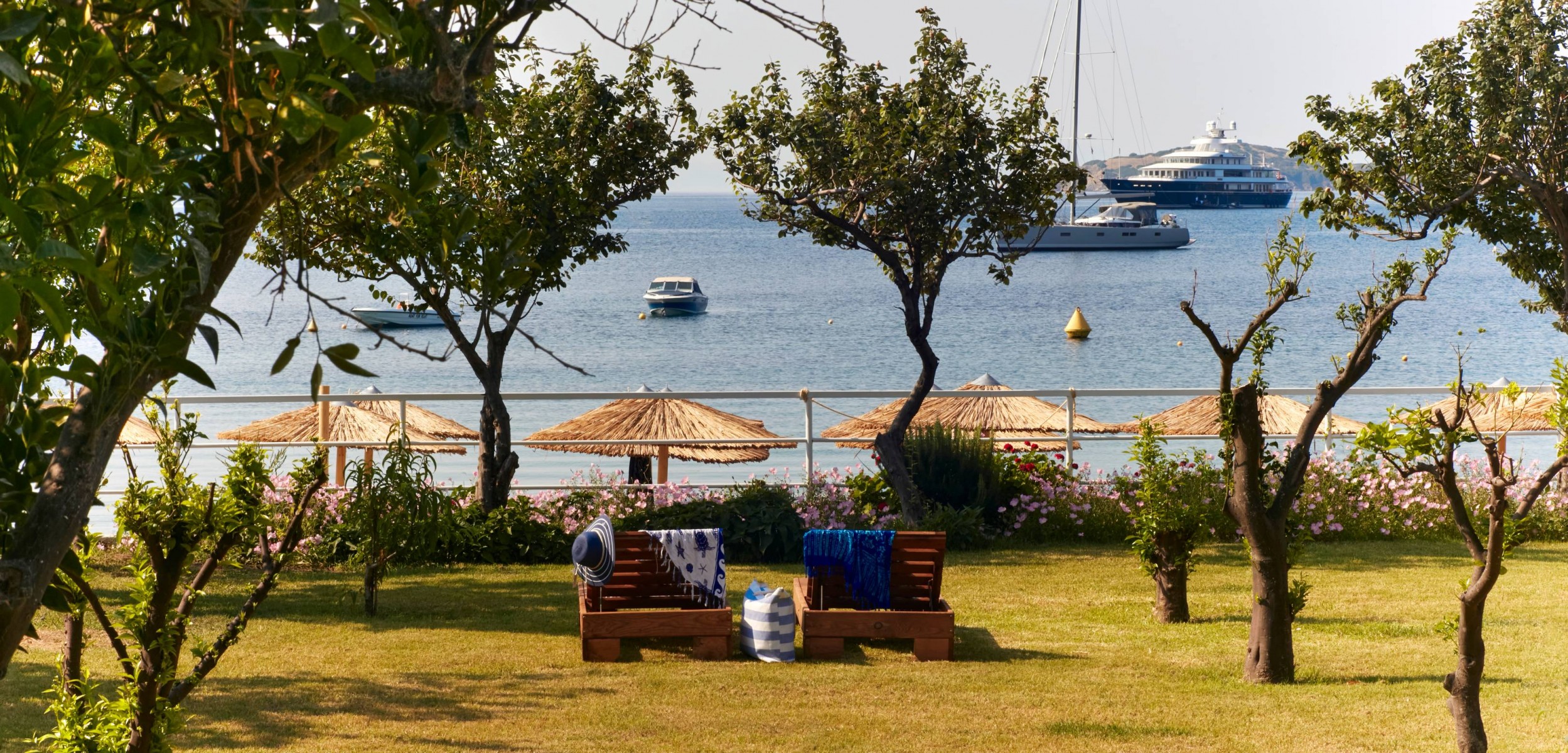 Ammos-Luxury-Apartments-dvorište.jpg