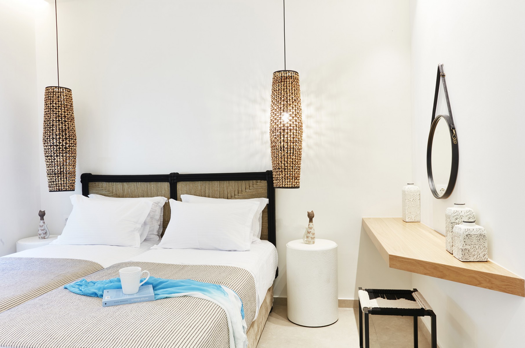 Ammos-Luxury-Apartments-krevet-ogledalo.jpg