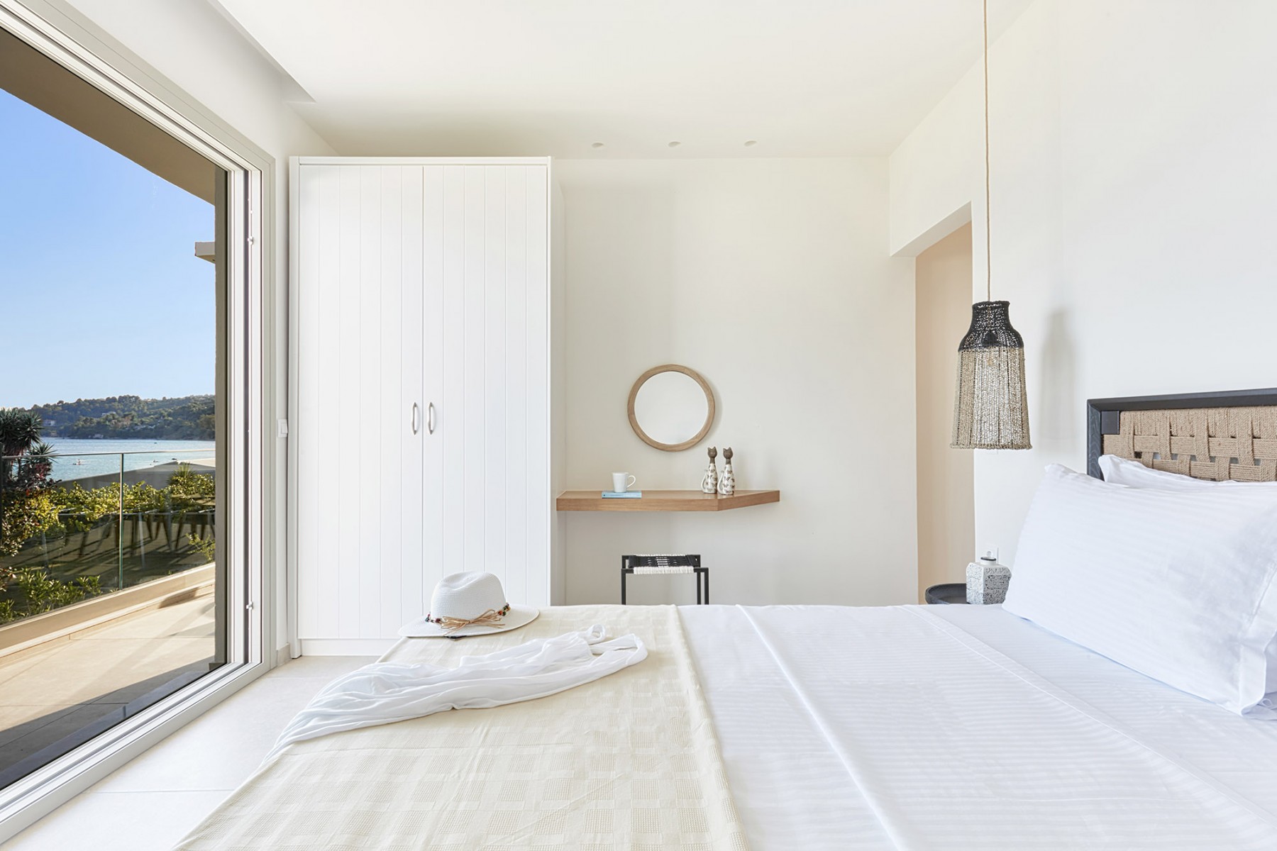 Ammos-Luxury-Apartments-krevet-ormar.jpg