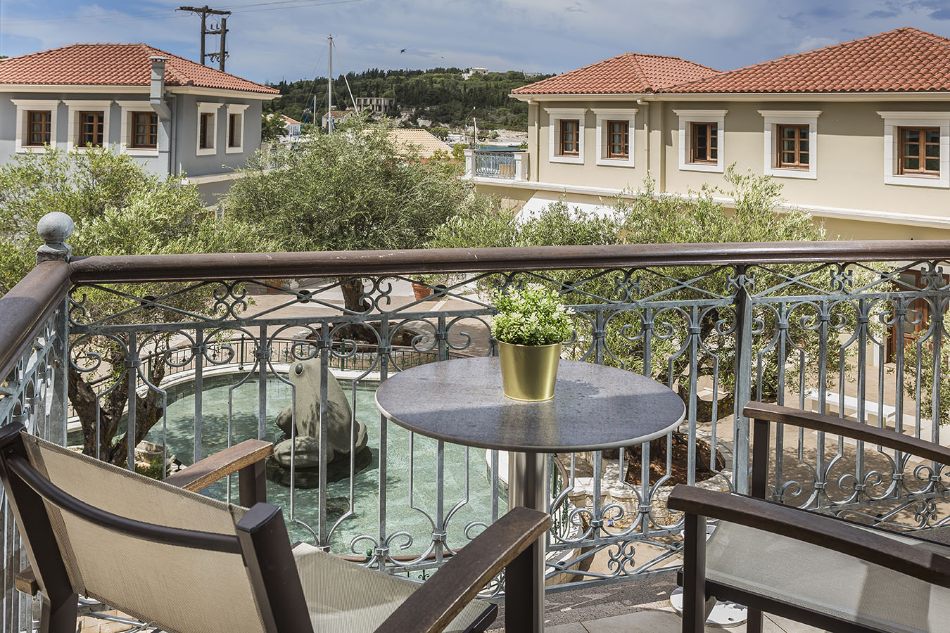 Balhambra-Suites-balkon pogled na luku.jpg