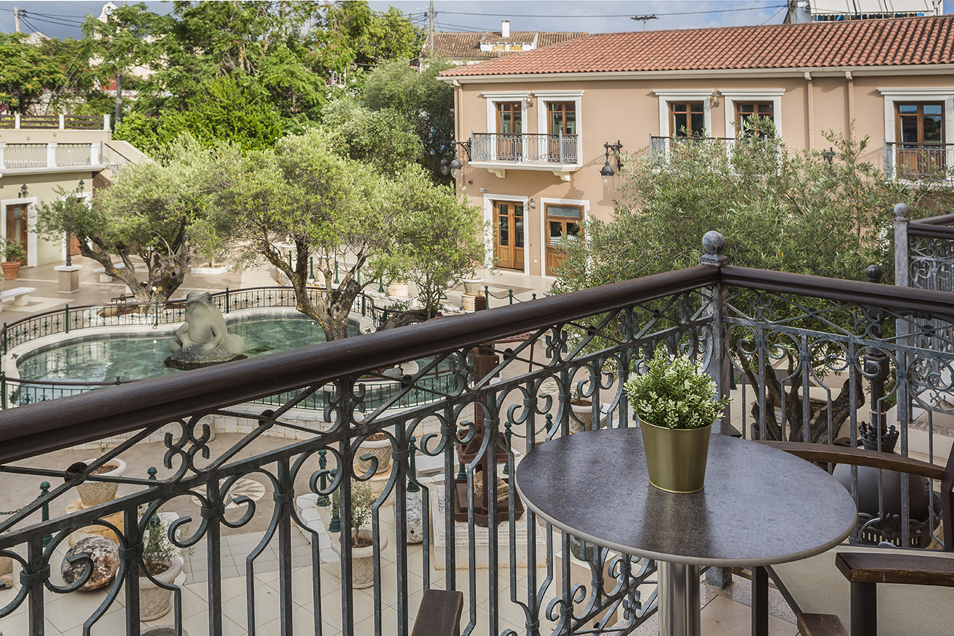 Balhambra-Suites-pogled na dvorište-balkon.jpg