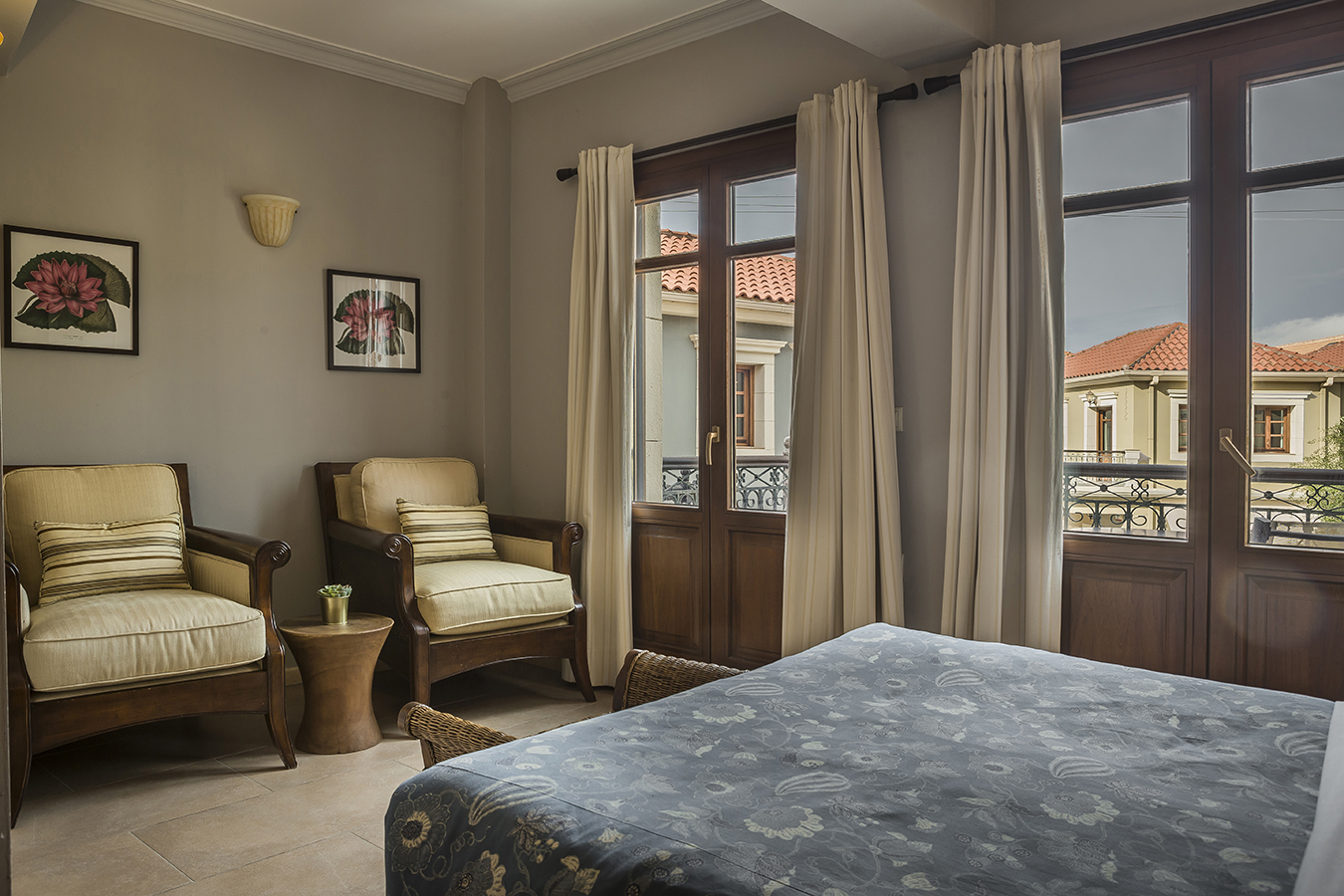 Balhambra Suites-soba sa pogledom na dvorište.jpg