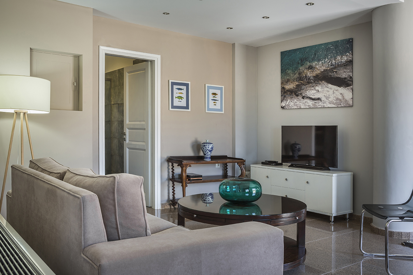 Balhambra-Suites-tv-dnevni boravak-sofa.jpg
