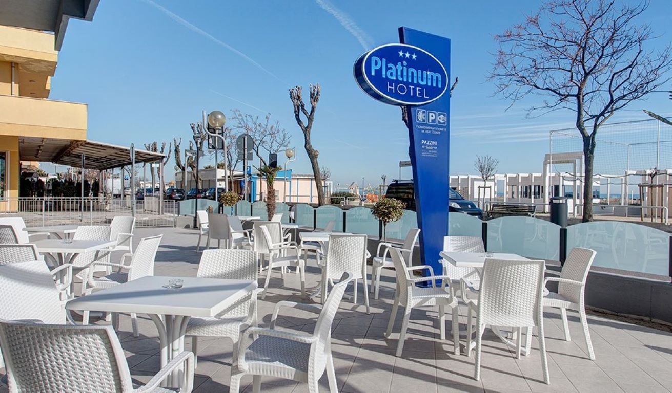 Hotel Platinum-Terasa bara.jpg