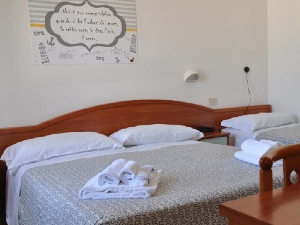 Hotel Villa Caterina-Trokrevetna soba.jpg