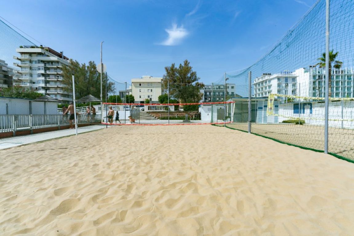 Aragosta Hotel-Odbojka na plazi.jpg