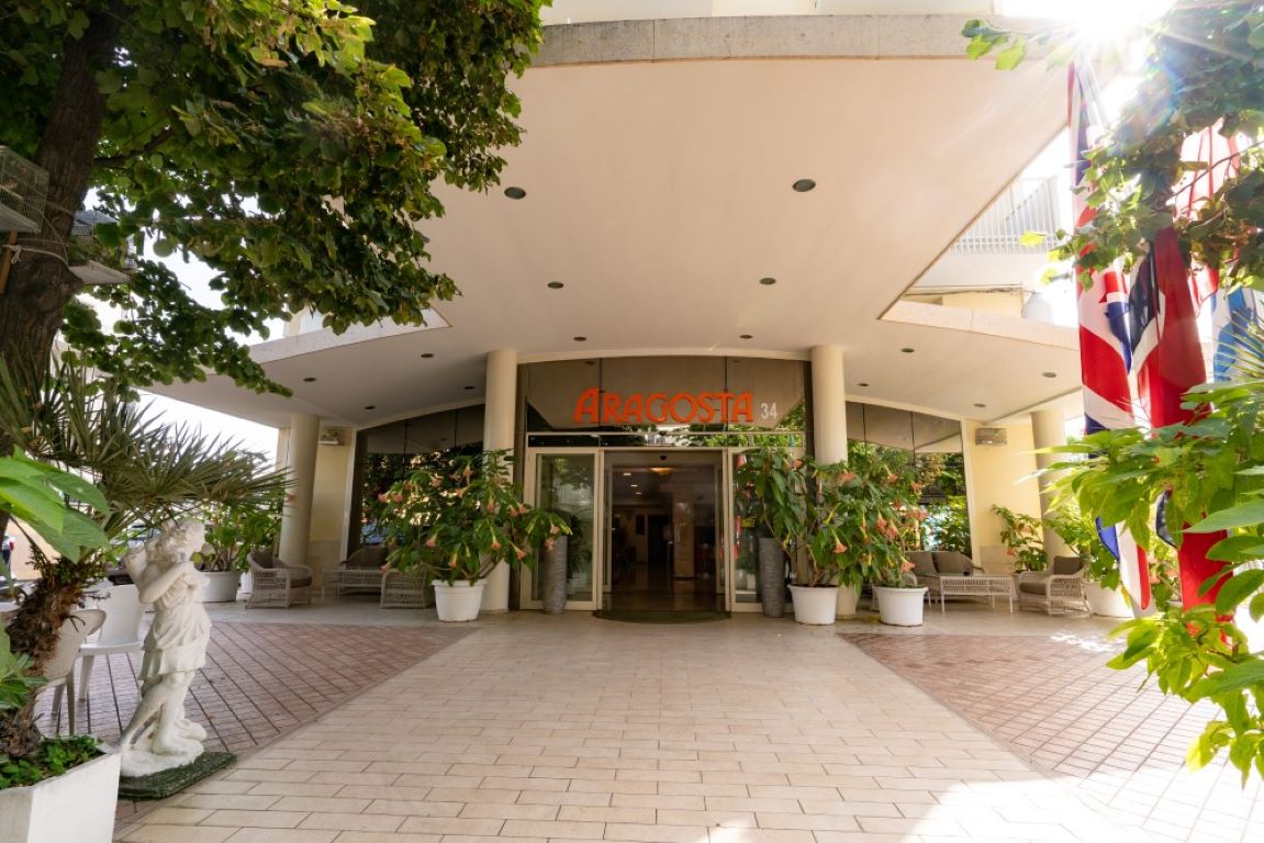 Aragosta Hotel-Ulaz u hotel.jpg