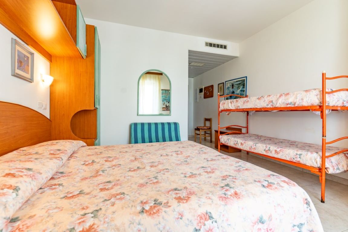 Hotel Aragosta-Cetvorokrevetna soba.jpg