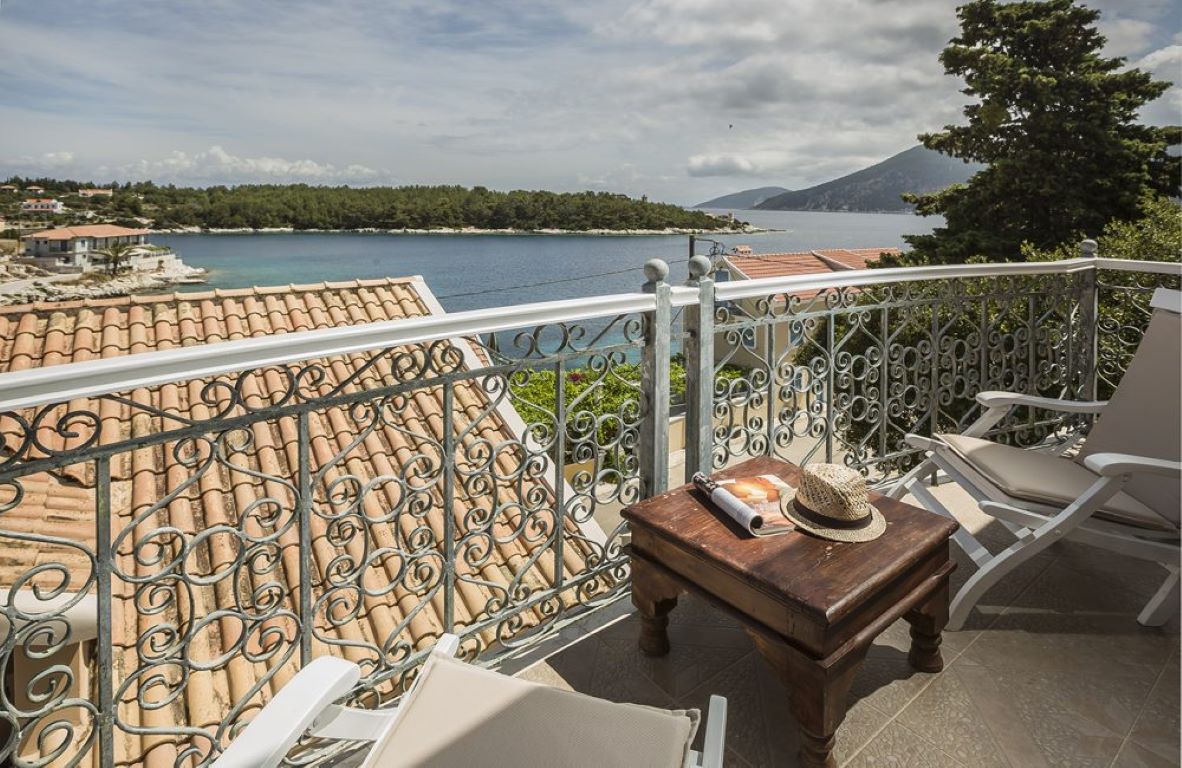 Faros Suites-balkon sa pogledom na more.jpg