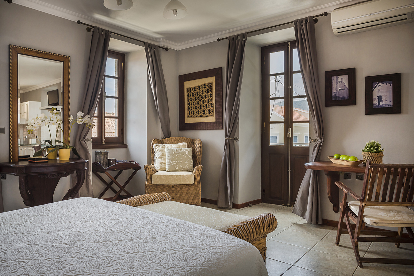 Faros Suites-soba.jpg