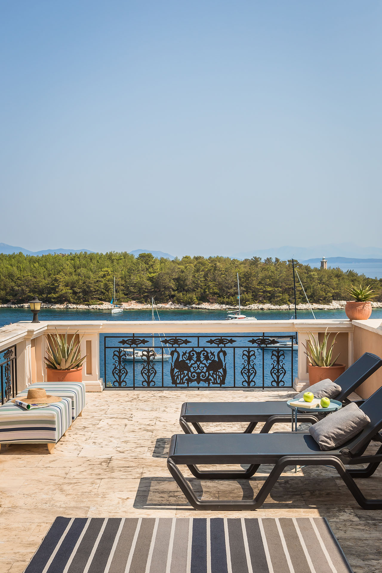 Faros Residence-balkon-ležaljke.jpg