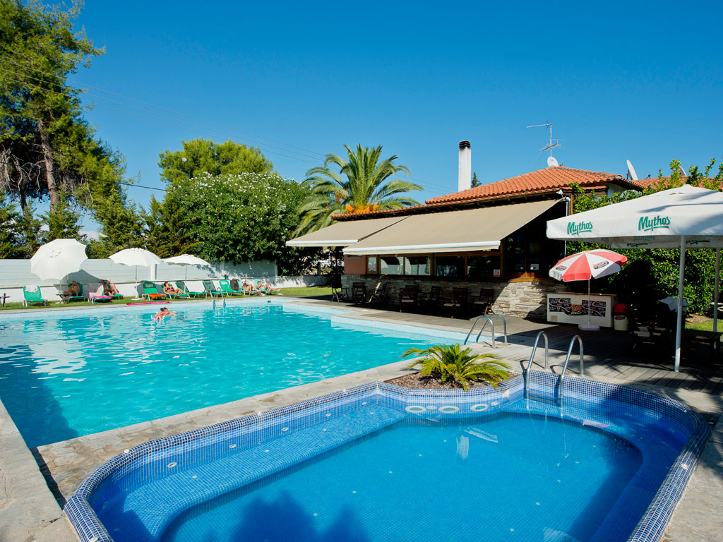 Hanioti Village Resort Hotel-Djakuzi na otvorenom.jpg