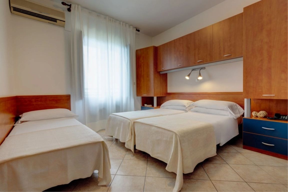 Hotel Frank-Trokrevetna soba.jpg