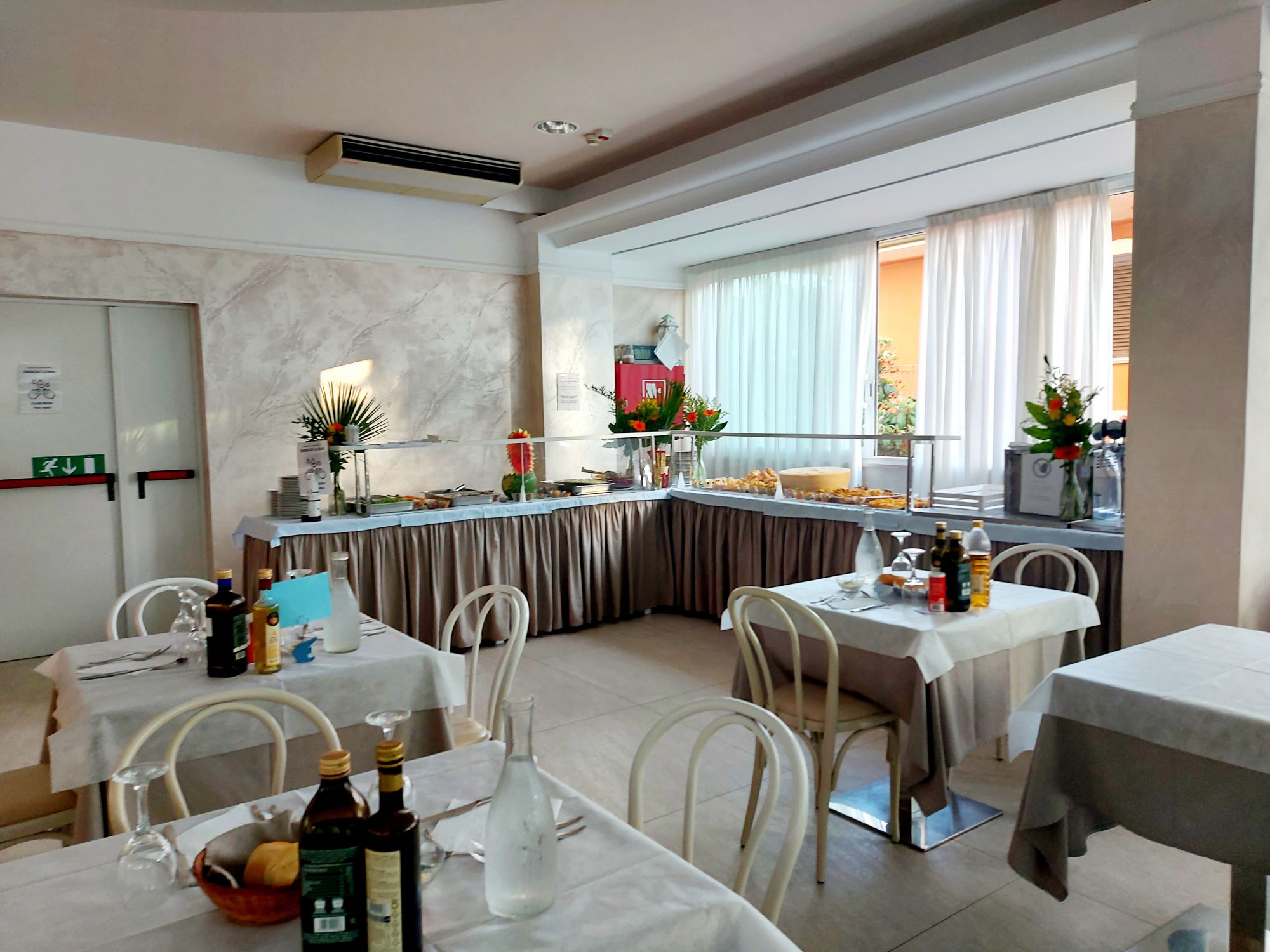 Hotel Monica-Prostor za dorucak.jpg