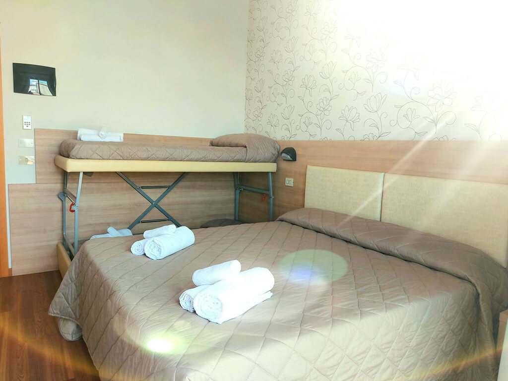 Monica Hotel-Porodicna soba.jpg