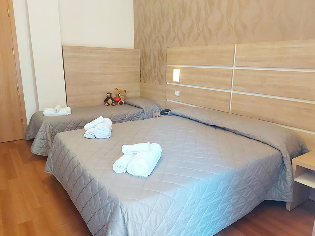 Monica Hotel-Trokrevetna soba.jpg